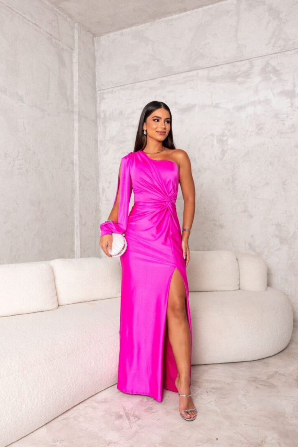 Florence – Rochie satinată cu un umăr gol, elegantă și rafinată
