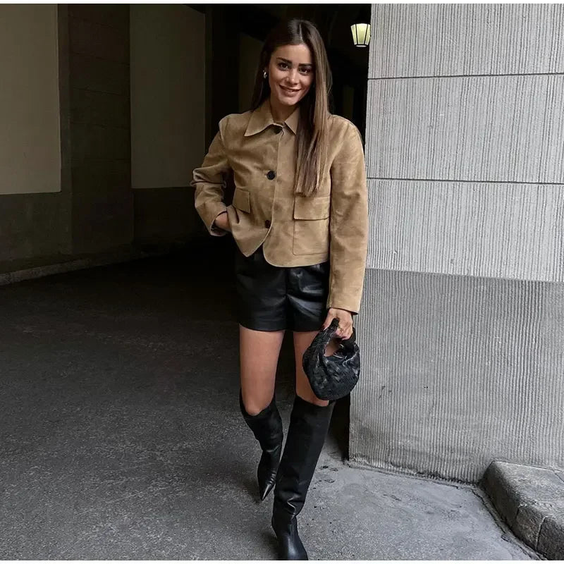 Lena – Jachetă scurtă din piele întoarsă cu închidere cu nasturi