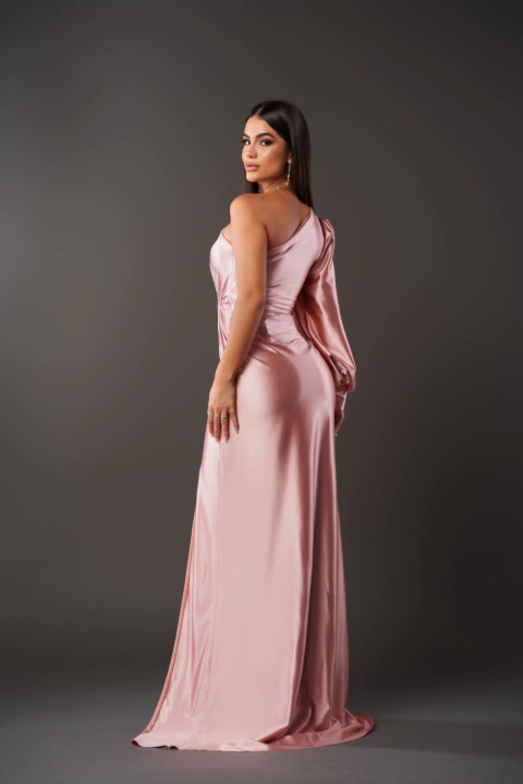 Florence – Rochie satinată cu un umăr gol, elegantă și rafinată