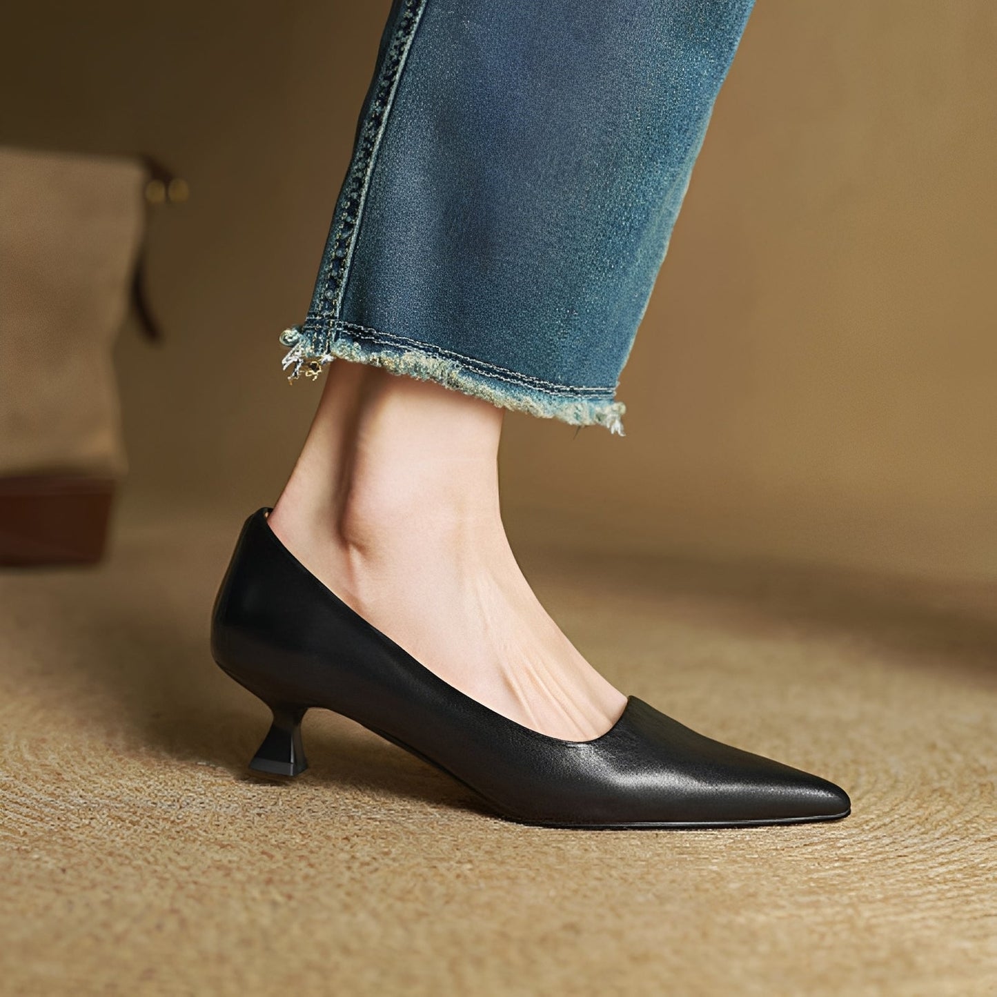 Rhea - Pantofi eleganți din piele cu vârf ascuțit pentru femei