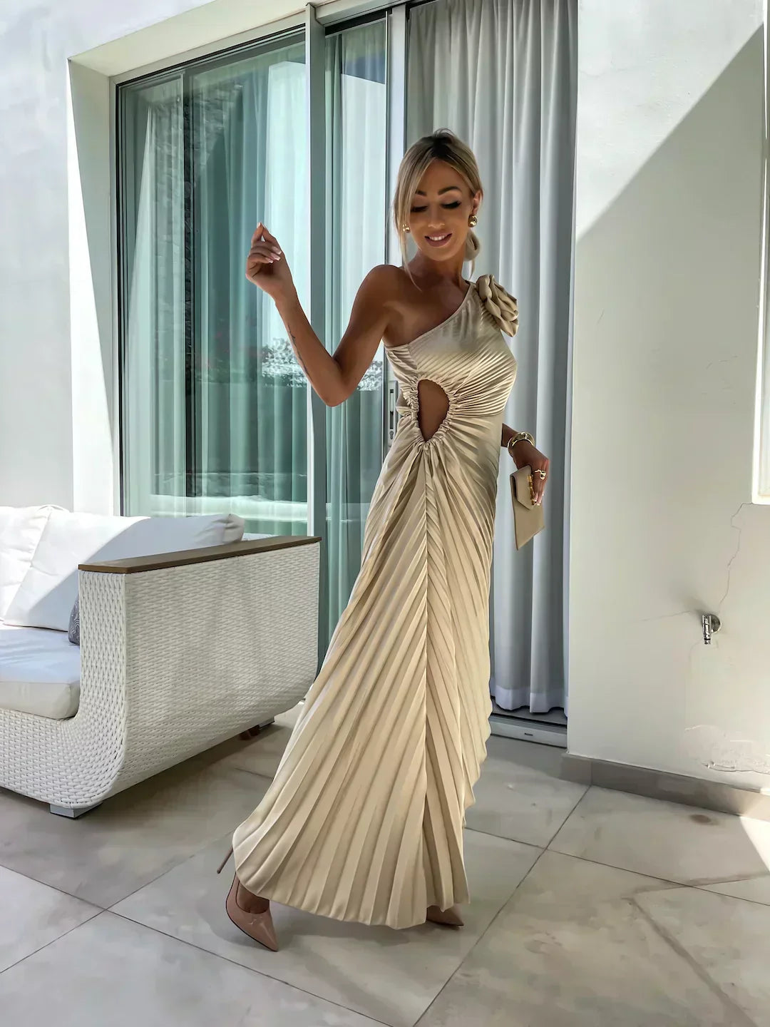 Agatha - Rochie elegantă cu pliuri și accent pe umeri
