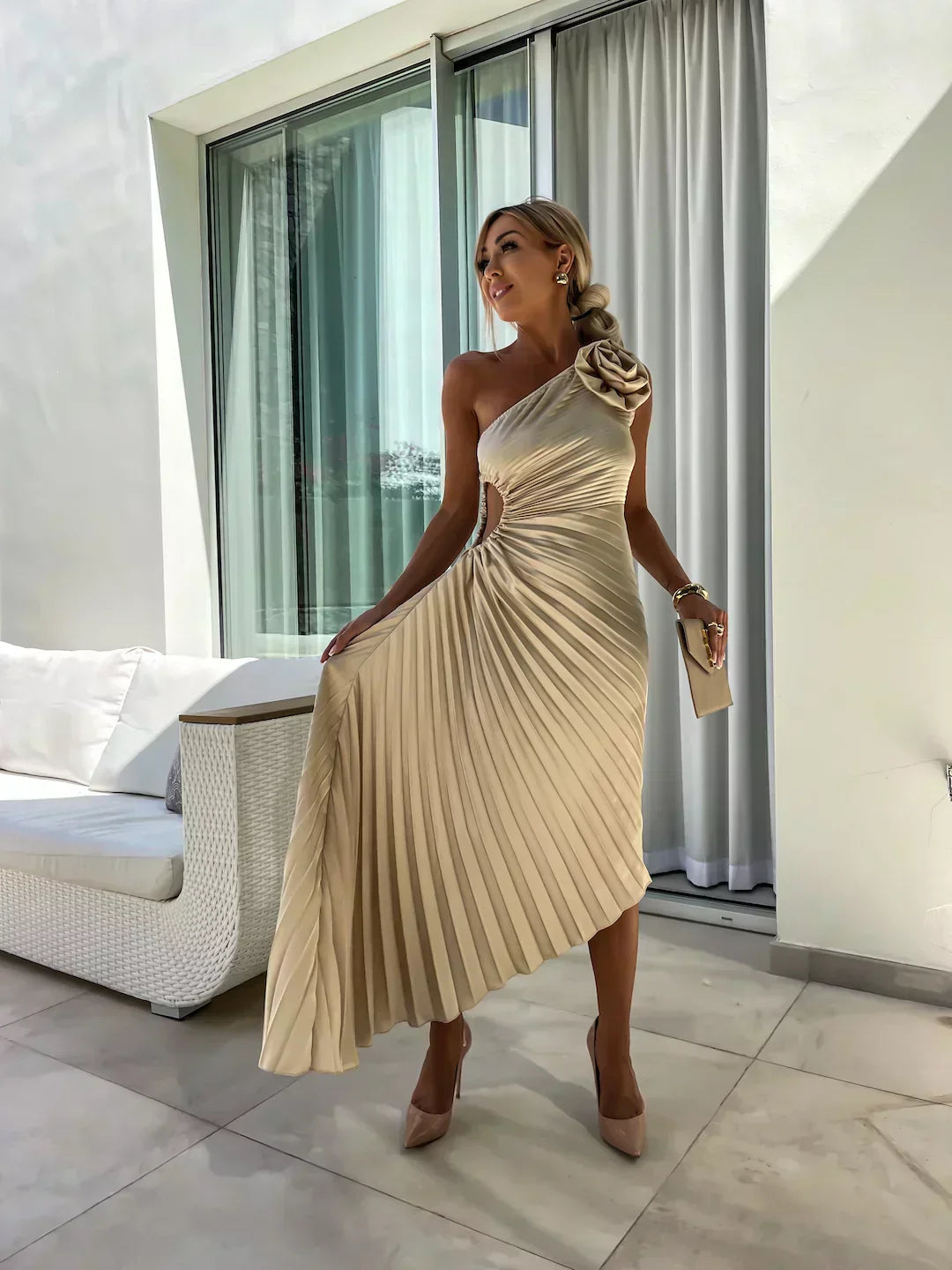 Agatha - Rochie elegantă cu pliuri și accent pe umeri