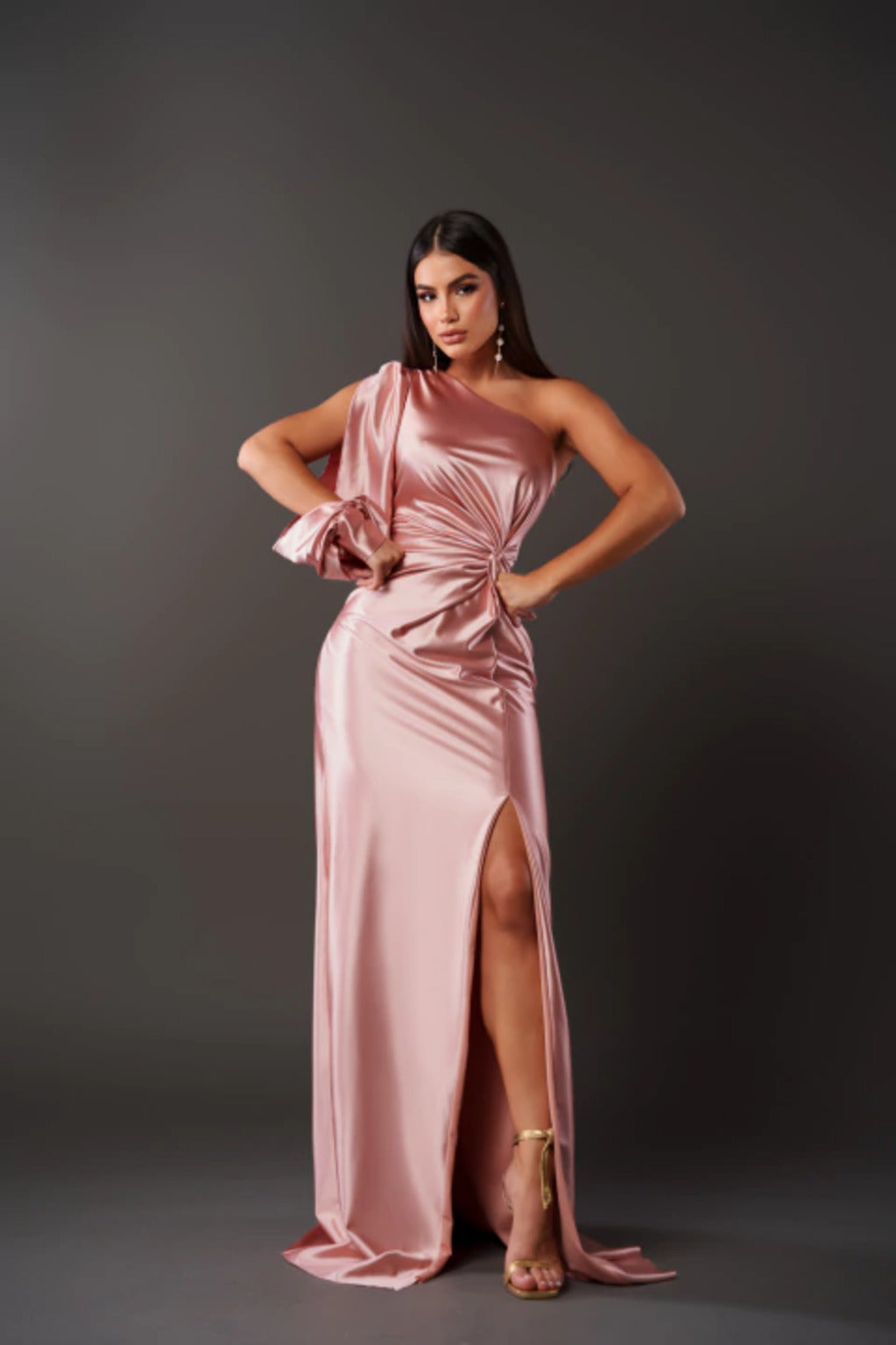 Florence – Rochie satinată cu un umăr gol, elegantă și rafinată